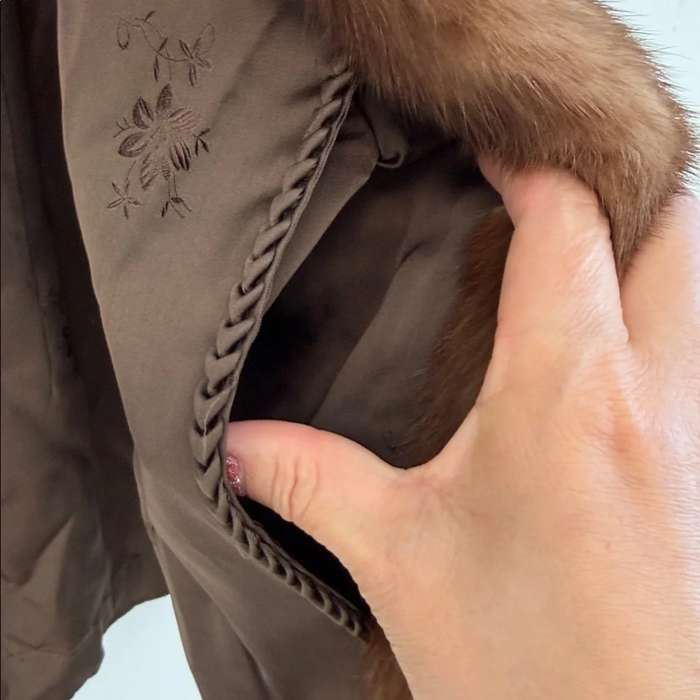 Elegant Brown 100% Real female mink Fur Coat - Picture 9 of 9